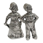 PRATA DE LEI - Par de saleiros em prata de lei contrastada 800 representando casal de holandeses medindo 8cm de altura cada e pesando 132 gramas. 