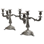 PRATA DE LEI - Par de candelabros em prata de lei brasileira para 4 velas cada decorado com folhas de acanto e volutas medindo 26cm de altura, 26cm de largura e pesando 3403 gramas.