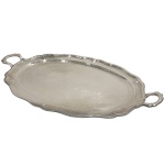 PRATA DE LEI - Grande bandeja em prata de lei mexicana contrastada sterling com corpo liso e alças medindo 72cm de comprimento, 43cm de largura e pesando 2858 gramas. 