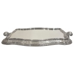 PRATA DE LEI - Presentoir ou bandeja de apresentação em prata de lei francesa com espelho central trabalho art nouveau monogramado e pegas em grandes conchas medindo 68cm de comprimento e 46cm de largura. 