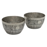 Par de saleiros em metal espessurado a prata de manufatura inglesa no formato redondo com trabalho ao estilo georgiano, medindo 4,5cm de diametro e 2,5cm de altura.