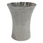 PRATA DE LEI - Copo em prata de lei brasileira com corpo repuxado e decoração com rica cinzelagem medindo 12cm de altura e 10cm de diâmetro e pesando 217 gramas. Apresenta amassados na parte superior.  