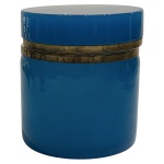 OPALINA - Grande caixa em opalina francesa da manufatura baccarat na cor azul com monture em bronze medindo 11cm de altura e 9,5cm de diâmetro. Dobradiça da tampa com leve arqueado. 