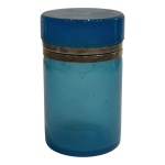 OPALINA - Caixa em opalina francesa Baccarat na cor azul com monture em bronze medindo 10cm de altura e 6cm de diâmetro. 