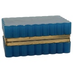 OPALINA - Caixa retangular em opalina Baccarat na cor azul com monture em bronze medindo 4,5cm de altura e 11cm por 7cm. 