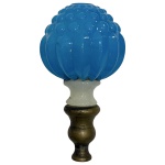 OPALINA - Pinha em opalina francesa da manufatura Baccarat nas cores azul e branca com trabalho gomado e monture em bronze medindo 19cm de altura e 11cm de diâmetro. 