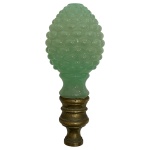 OPALINA - Pinha em opalina francesa da manufatura Baccarat na cor verde com trabalho gomado e monture em bronze medindo 18cm de altura e 9cm de diâmetro.  
