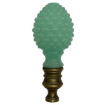 OPALINA - Pinha em opalina francesa da manufatura Baccarat na cor verde com trabalho gomado e monture em bronze medindo 18cm de altura e 9cm de diâmetro.  
