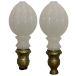 OPALINA - Par de pinhas em opalina francesa da manufatura Baccarat na cor branca com trabalho gomado e monture em bronze medindo 19cm de altura e 9cm de diâmetro. Uma delas apresenta falta na parte de encaixe.