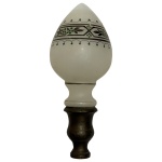 OPALINA - Pinha em opalina francesa da manufatura Baccarat na cor branca com pintura retratando guirlandas e monture em bronze medindo 19cm de altura e 9cm de diâmetro.  