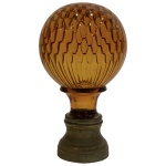 Pinha em cristal francês da manufatura Baccarat no raro padrão favo de mel medindo 16cm de altura e 9cm de diâmetro. 