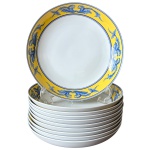 Conjunto de 10 pratos fundos em porcela portuguesa da manufatura Vista Alegre no padrão Salina nas cores azul e amarela, medindo 20cm de diâmetro.