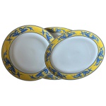 Conjunto de 3 travessas em porcela portuguesa da manufatura Vista Alegre no padrão Salina nas cores azul e amarela, medindo respectivamente a redonda 33cm de diâmetro, a maior 42cm de comprimento e a média 36cm de comprimento. Restauro na travessa grande. 