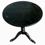 Raríssima mesa tilt top de origem inglesa com pintura chinoiserie em laca negra e ouro retratando paisagens e cenas quotidianas do oriente, medindo 75cm de altura e 67cm de diâmetro. necessita trava na parte superior, mecanismo funcionando perfeitamente. Retirada no Cosme Velho, zona sul do Rio de Janeiro com agendamento prévio. 