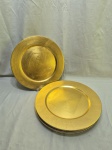 Jogo de 6 sousplats em plástico duro dourado. Medindo 33cm de diâmetro.