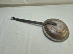 Grande e antigo utensílio para cozinha em metal. Medindo 17,5cm de diâmetro x 41cm de comprimento.