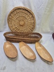 Lote de cesta / pãozeira, 9 petisqueiras ovais e um suporte para prato de bolo. Medindo a cesta 49cm x 16cm x 9cm de altura.