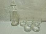 Garrafa, licoreira com 5 copos de whisky em cristal lapidado. Medindo a garrafa 23cm de altura, tampa adaptada.