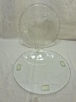 Lote de 2 pratos de bolo em vidro, sendo um liso e um moldado. Medindo o maior 35cm de diâmetro.