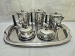 Jogo de servir chá, café com 6 peças em aço inox Wolff. Composto de 2 bules, leiteira, açucareiro, manteigueira e bandeja. Medindo a bandeja 50cm x 35cm.