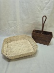 Lote de organizador de talher e pãozeira ratan. Medindo a cesta 28cm x 28cm x 6,5cm de altura.