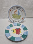 Lote de 2 pratos decorativos em porcelana pintada. Medindo 24,5cm de diâmetro.