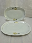Jogo de 2 travessas ovais rasas em porcelana Renner Medaillon flor amarela e friso ouro. Medindo 33,5cm x 23,5cm; 37cm x 25cm.