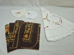 Lote de toalha de mesa, caminhos de mesa e guardanapos. Medindo a toalha 80cm de diâmetro. Com marcas de guardado.