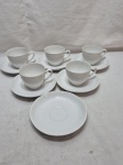 Jogo de 5 xícara de chá em porcelana branca com relevos. Medindo 8cm x 6,5cm de altura.