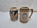 Lote de 2 canecas de cerveja em cerâmica trabalhada com relevos. Medindo a maior 13cm de altura.