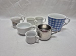 Lote de 7 xícaras, sendo 5 em porcelana de café e 2 de chá em metal e porcelana.