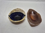 Lote de 2 cinzeiros sendo um em lamina de rocha de ágata. Medindo o maior 14cm x 8cm.