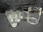 Jarra com 6 copos água, suco em vidro incolor. Medindo a jarra 15cm de altura, copo 7,5cm x 10,5cm de altura.