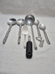 Lote de diversos talheres de servir em aço inox e alumínio. Medindo o maior 35cm de comprimento.