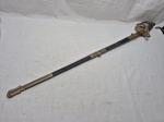 Lindo e antigo sabre militar da marinha Brasileira, apenas macas da ação do tempo, considerando seus mais de 100 anos, está em muito bom estado de conservação. Empunhadura em couro, com seu arramado torcido necessitando de reparos. A lâmina é Adamascada com gravações típicas da marinha, possui marcas de oxidação (corrosão) na lamina, isso acontece por conta da lâmina ficar embainhada por muitos anos sem cuidados. Bainha em latão e couro original (um pouco ressecado pelo tempo) em excelente estado com todas as travas presentes. No pomo da espáda tem 21 estrelas contornando a âncora, símbolo da marinha, as 21 estrelas da bandeira do Brasil na época, representando os 21 estados. Medindo 91cm de comprimento, 75cm a lamina. Gravado "Estados Unidos do Brazil".