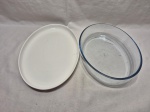 Lote de travessa oval rasa em porcelana e travessa oval funda em vidro temperado. Medindo o pirex 30cm x 21cm x 6cm de altura.