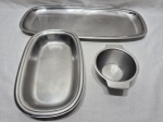 Lote de 2 travessas retangulares e 1 molheira em aço inox. Medindo a travessa maior 52,5cm x 22,5cm.