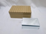 Lote de 2 caixas em madeira revestida de com vidro. Medindo a maior 21cm x 13.5cm x 8cm de altura. Leves bicados no vidro.
