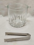 Balde de gelo em vidro moldado com pinça em aço inox. Medindo 12,5cm x 12,5cm de altura.