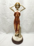 Linda escultura de dama antiga em resina com base de madeira. Medindo 39,5cm de altura.