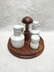 Galheteiro com 4 peças em porcelana branca e suporte em madeira. Medindo o suporte 22cm x 16cm de altura.