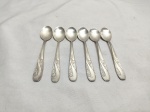Jogo de 6 colheres de café em prata 90, relevo de flores. Medindo 12,5cm de comprimento.
