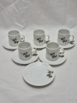 Jogo de 5 xícaras de café em porcelana Renner floral. Medindo 5cm x 5,5cm de altura.
