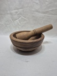 Pilão com pistilo em madeira. Medindo o pilão 18cm x 8cm, pistilo cm de comprimento.