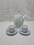 Bule com 2 xícaras de café em antiga porcelana russa com pintura floral. Medindo o bule 15cm de altura.