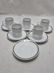 Jogo de 5 xícaras de café em porcelana Renner Medaillon com friso prata. Medindo 5cm x 5cm de altura.