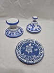 Lote diverso, composto de prato decorativo em cerâmica, tampa e base em porcelana, peças azul e branca. Medindo o prato decorativo 11cm de diâmetro.