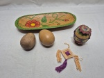Lote diversos, composto de petisqueira oval, ovos em madeira, etc. Medindo a petisqueira 26cm x 10cm.