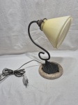 Lindo abajur em metal com base em mármore e cúpula em vidro opalinado. Medindo 31cm de altura total, cupula 5,5cm de boca x 13cm de altura. Pequenos bicados.