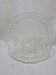 Lindo prato de bolo em vidro moldado. Medindo 28cm de diâmetro.